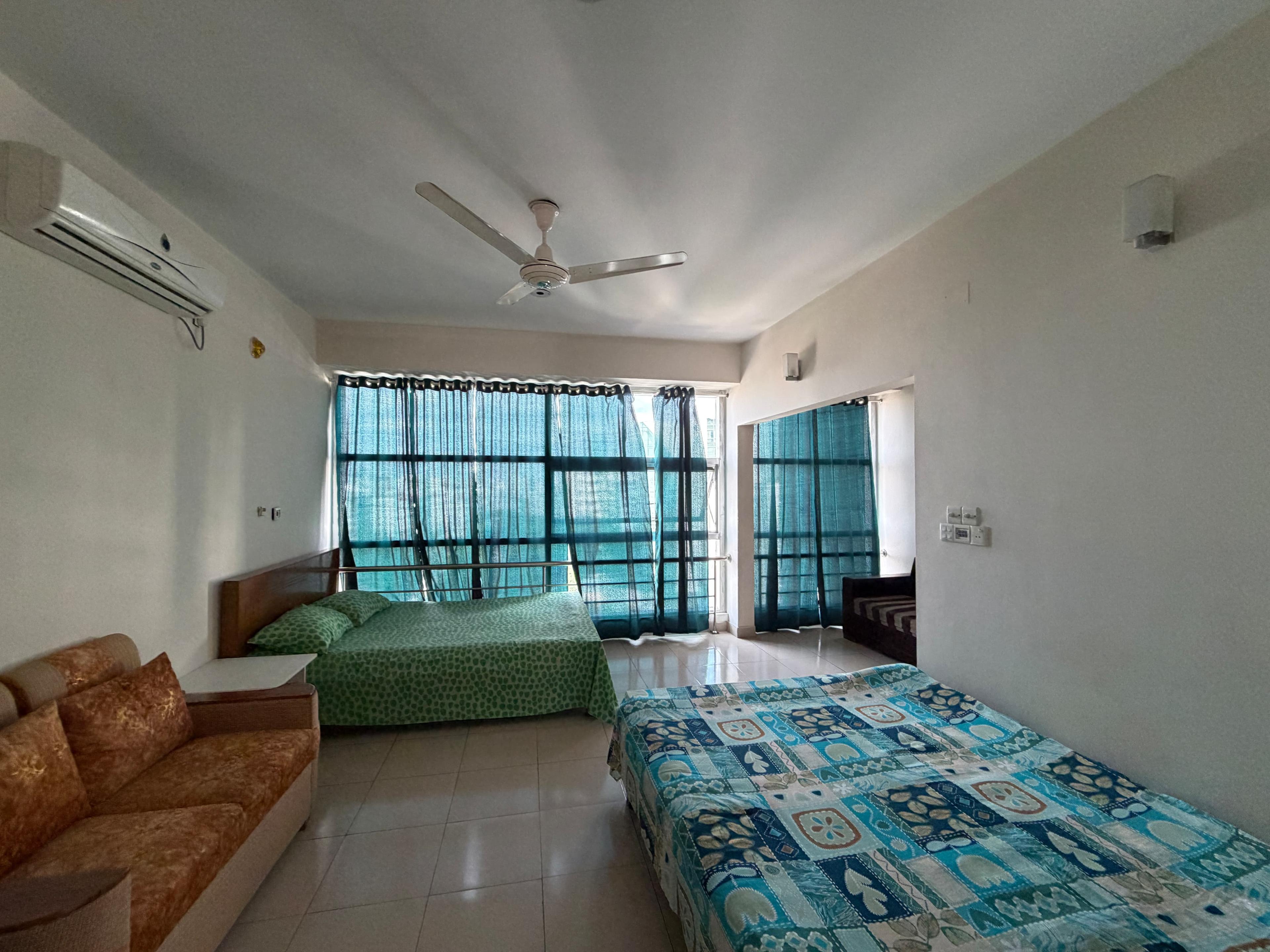 𝐈𝐧 𝐟𝐫𝐨𝐧𝐭 𝐨𝐟 𝐄𝐯𝐞𝐫𝐜𝐚𝐫𝐞 𝐇𝐨𝐬𝐩𝐢𝐭𝐚𝐥 |R3| Spacious & Bright AC Room with 2 Beds | Great Natural Light at Bashundhara | Block A7786