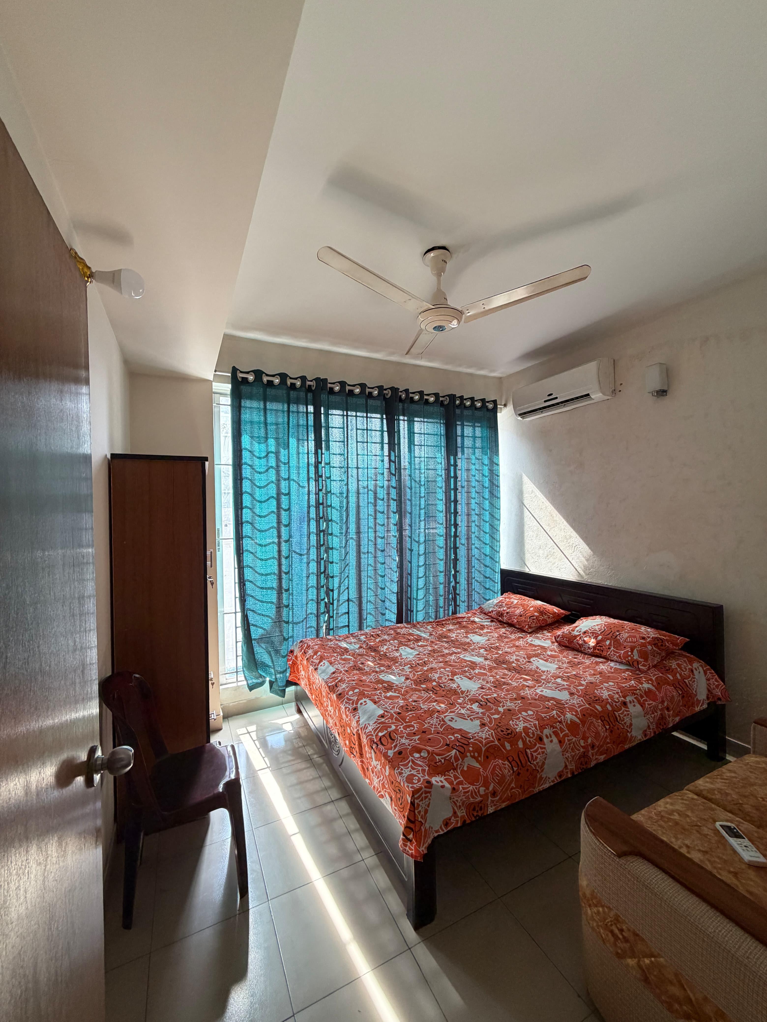 𝐈𝐧 𝐟𝐫𝐨𝐧𝐭 𝐨𝐟 𝐄𝐯𝐞𝐫𝐜𝐚𝐫𝐞 𝐇𝐨𝐬𝐩𝐢𝐭𝐚𝐥 |R4| Cosy & Sunny Private AC Room at Bashundhara | Block A7792